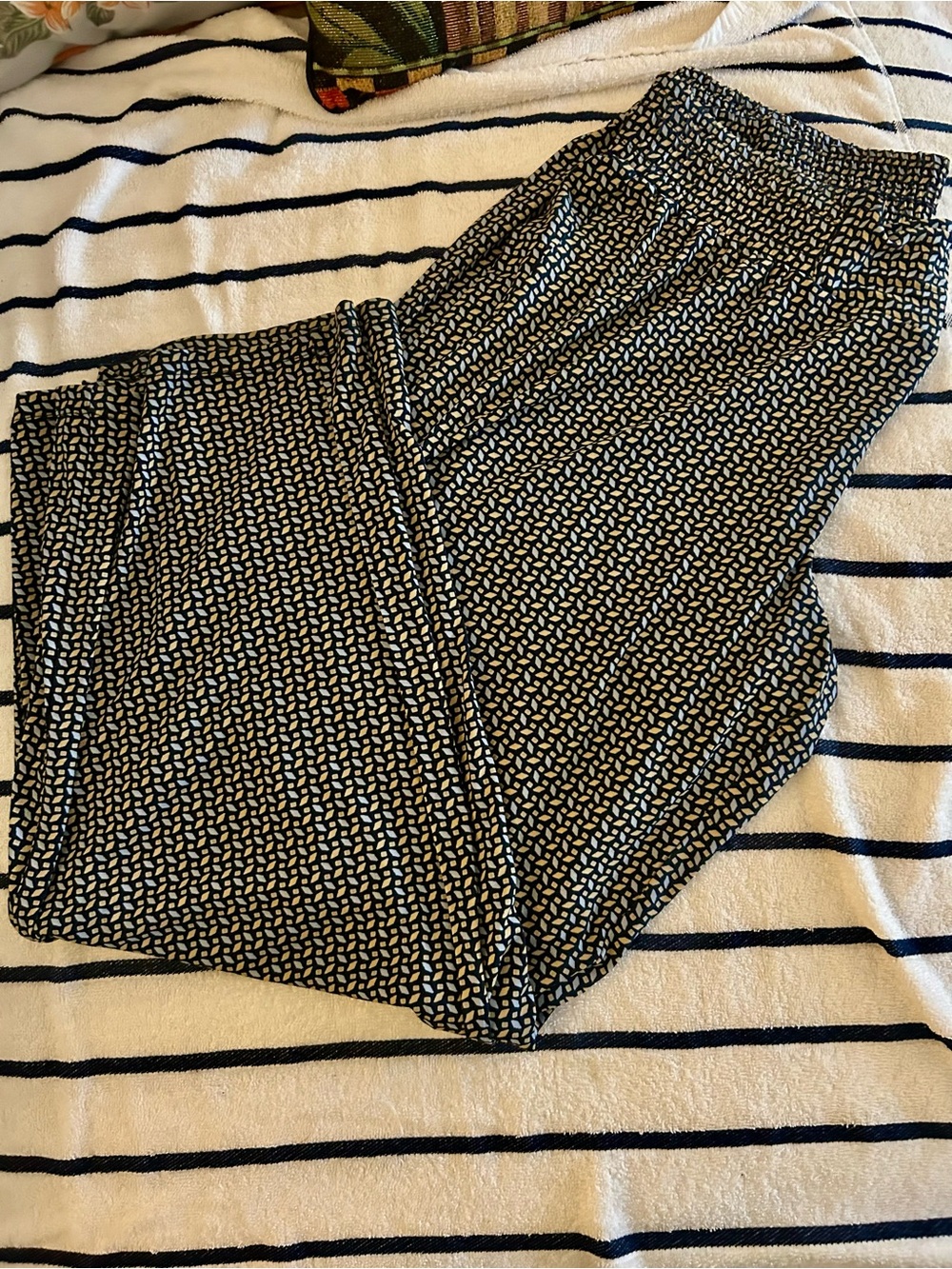 Woman’s  Black & White Patterned Elastic Waist Pants